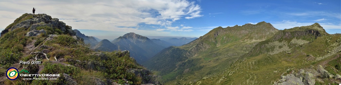 21 Cima delle galline (2131 m)  con vista verso Pietra Quadra-Spondone-Cima di Mezzeno.jpg